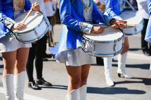 grupo do majorettes parada através a ruas do a cidade foto