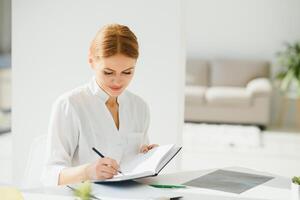 médico médico mulher dentro a escritório. foto