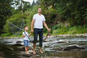 pai e filho juntos pescaria foto