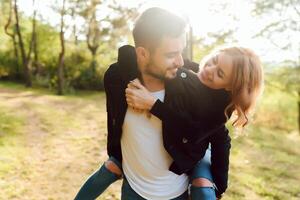 romântico jovem casal dentro amor relaxante ao ar livre dentro parque. foto