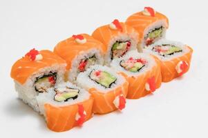 Sushi lista em uma branco fundo foto
