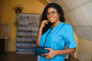 atraente fêmea africano americano médico profissional dentro escritório foto