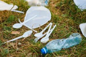 uma pilha do plástico em verde grama, uma problema dentro a natural ambiente, poluição do natureza é não decomposição plástico. proteção do natureza. foto