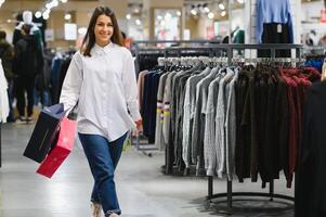 elegante menina compras dentro uma loja. foto