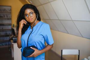 atraente fêmea africano americano médico profissional dentro escritório foto