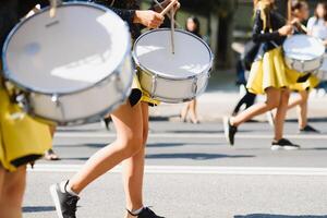 grupo do majorettes parada através a ruas do a cidade foto