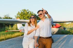 casal dentro amor abraçando perto privado avião. seletivo foco foto