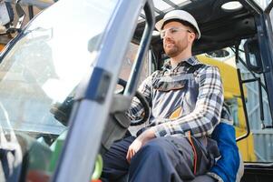 retrato do profissional empilhadeira motorista dentro de fábrica armazém foto