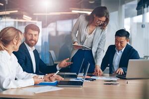 uma grupo do o negócio pessoas parceiros durante uma conjunto equipe encontro dentro a moderno escritório foto