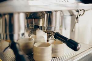 café máquina o preenchimento uma dois copos com espresso dentro profissional café fazer compras foto