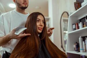 mulher olhando às ela mesma dentro espelho satisfeito com uma Penteado às beleza salão foto