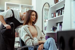 jovem fêmea cliente fazendo dela cabelo dentro beleza salão foto