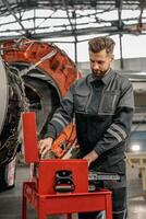 barbudo homem aeronave mecânico trabalhando dentro hangar foto