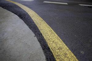 amarelo linha em a asfalto foto