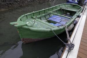 velho de madeira barco estacionado foto