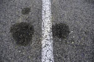 asfalto estrada com óleo manchas foto