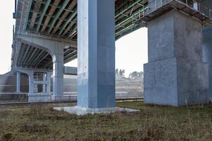 aço quadro, Armação e concreto construção enorme carro ponte através a Largo rio foto