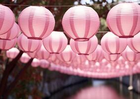 ai gerado iluminado chinês lanternas suspensão ao ar livre crio uma vibrante celebração gerado de ai foto