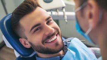 ai gerado sorridente homem dentro dentista cadeira. generativo ai. foto