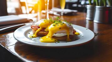 ai gerado clássico ovos Benedict em uma de madeira mesa. generativo ai. foto