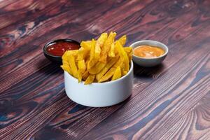 crocantes francês fritas ou batata salgadinhos com maionese mergulho e tomate molho servido dentro uma prato lado Visão Visão foto