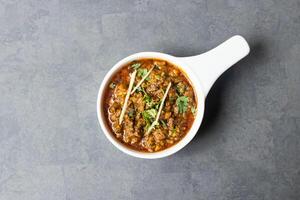 Carneiro cérebro Masala karahi servido dentro prato isolado em mesa topo Visão do ásia e indiano Comida foto