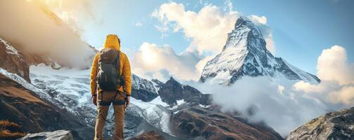 ai gerado olhando para a cume, uma alpinista contempla a majestoso montanha pico, configuração metas e aspirações para a viagem adiante foto