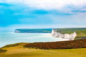 tirar o fôlego Visão do branco giz falésias e azul mar debaixo uma Claro céu às Sete irmãs, Inglaterra. foto