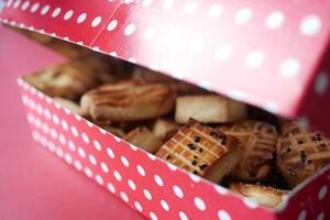 fechar acima do doce biscoitos dentro uma papel caixa foto