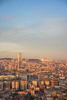 arial Visão do Istambul cidade edifícios e camlica mesquita dentro fundo foto