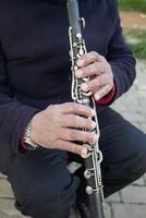 músico jogando em clarinete às rua foto