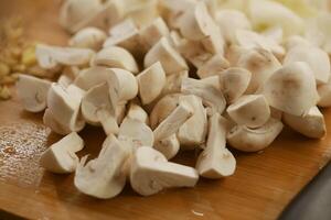 fresco champignon cogumelo em uma cortar borda foto