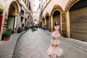 lindo menina modelo dentro Rosa Casamento vestir fotografado dentro Florença, foto tiro dentro Florença noiva