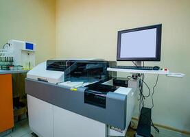 moderno robótico máquina para centrífuga sangue e urina teste. monitor para resultados. fechar-se. foto