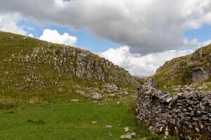 cênico panorama foto com pedras e colinas às Malham enseada, yorkshire, Reino Unido.