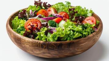 ai gerado fresco vegetal salada dentro de madeira tigela em branco fundo. saudável Comida. foto