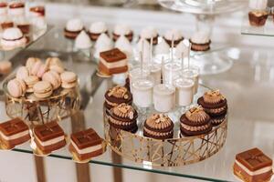 amêndoa biscoitos, doce bolos para uma Casamento banquete. uma delicioso recepção, uma luxuoso cerimônia. mesa com doces e sobremesas. delicioso colorida francês sobremesas em uma prato ou mesa. doce bar. foto