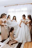 damas de honra alegrar dentro a manhã, ajudando para apertar a botões em a Casamento vestir e preparar para a Casamento cerimônia. elas levar fotos, sorriso, Socorro a noiva com dela sapato. foto