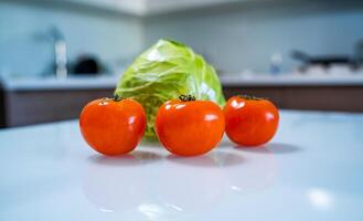 tomates e repolho em mesa. vegano e vegetariano conceito. saudável Comida conceito. foto