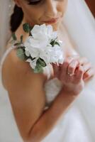 Casamento flor na lapela do flores dentro a mãos do a noiva. Casamento detalhes. a primeiro encontro do a noiva e noivo. a noiva é esperando para a noivo. retrato do a noiva. foto