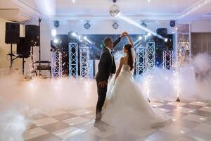 a Casamento do a noiva e noivo dentro a elegante restaurante com ótimo luz e atmosfera. a primeiro dança do a noiva e noivo. foto