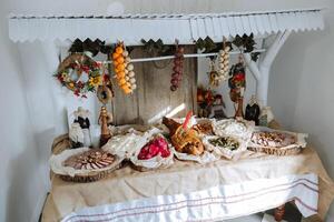 cossaco mesa. banquete corredor carne guloseimas para convidados. caseiro recortes. carne de porco lombo. delicioso carne cortes. carne placa. delicioso composições a partir de defumado hortelã. chalé queijo. foto