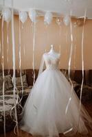 quarto interior com Casamento vestir preparado para a cerimônia. uma lindo exuberante Casamento vestir em uma manequim dentro uma hotel sala. foto