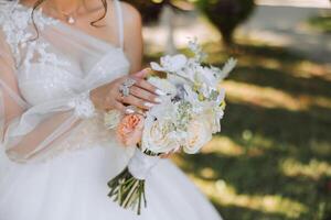 Casamento foto. uma morena noiva dentro uma volumoso rendado vestir detém uma ramalhete. cortada foto. foto