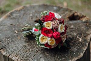 uma Casamento ramalhete do vermelho rosas carrinhos dentro natureza foto