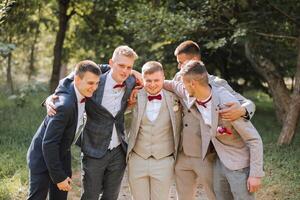 Casamento fotografia. a noivo e dele amigos foto