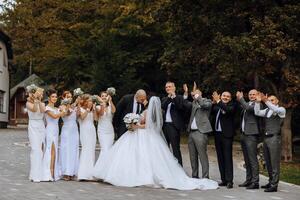 Casamento foto sessão dentro natureza. a noiva e noivo beijo e seus amigos