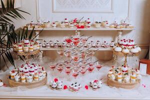 amêndoa biscoitos, doce bolos para uma Casamento banquete. uma delicioso recepção, uma luxuoso cerimônia. mesa com doces e sobremesas. delicioso colorida francês sobremesas em uma prato ou mesa. doce bar. foto