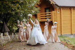 Casamento fotografia. uma morena noiva dentro uma branco vestir com uma ramalhete e dela morena amigas foto