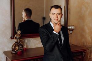 retrato do sorridente bem sucedido caucasiano homem dentro formal terno, posando dentro sala, feliz jovem masculino patrão ou CEO olhando às Câmera, mostrando confiança e força, Liderança conceito foto